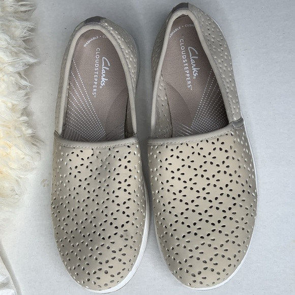 Clark’s Emily breeze slip ons Taupe faux lazer leather foam size 8 - Picture 2 of 4